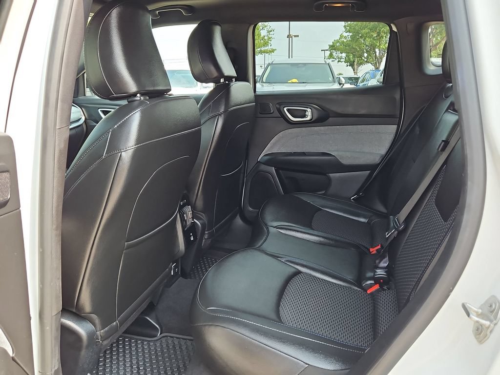 Used 2025 Jeep Compass Latitude w/ Sun & Sound Group AWD/4WD image 25