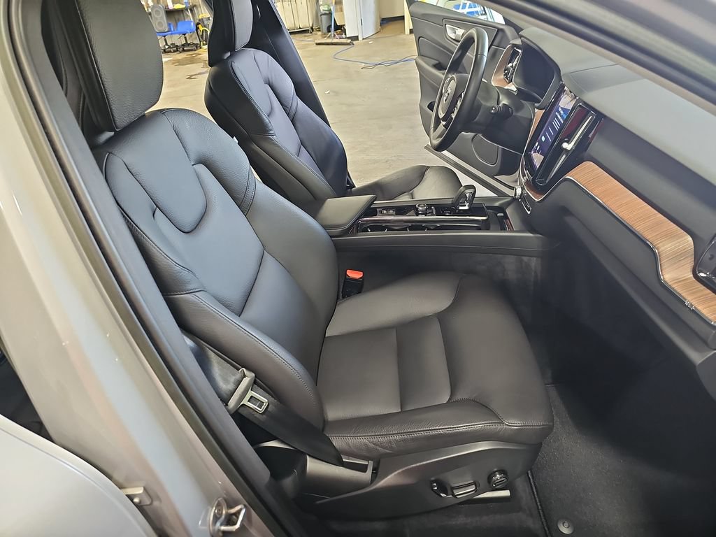 Used 2023 Volvo XC60 B5 Plus w/ Climate Package AWD/4WD image 10