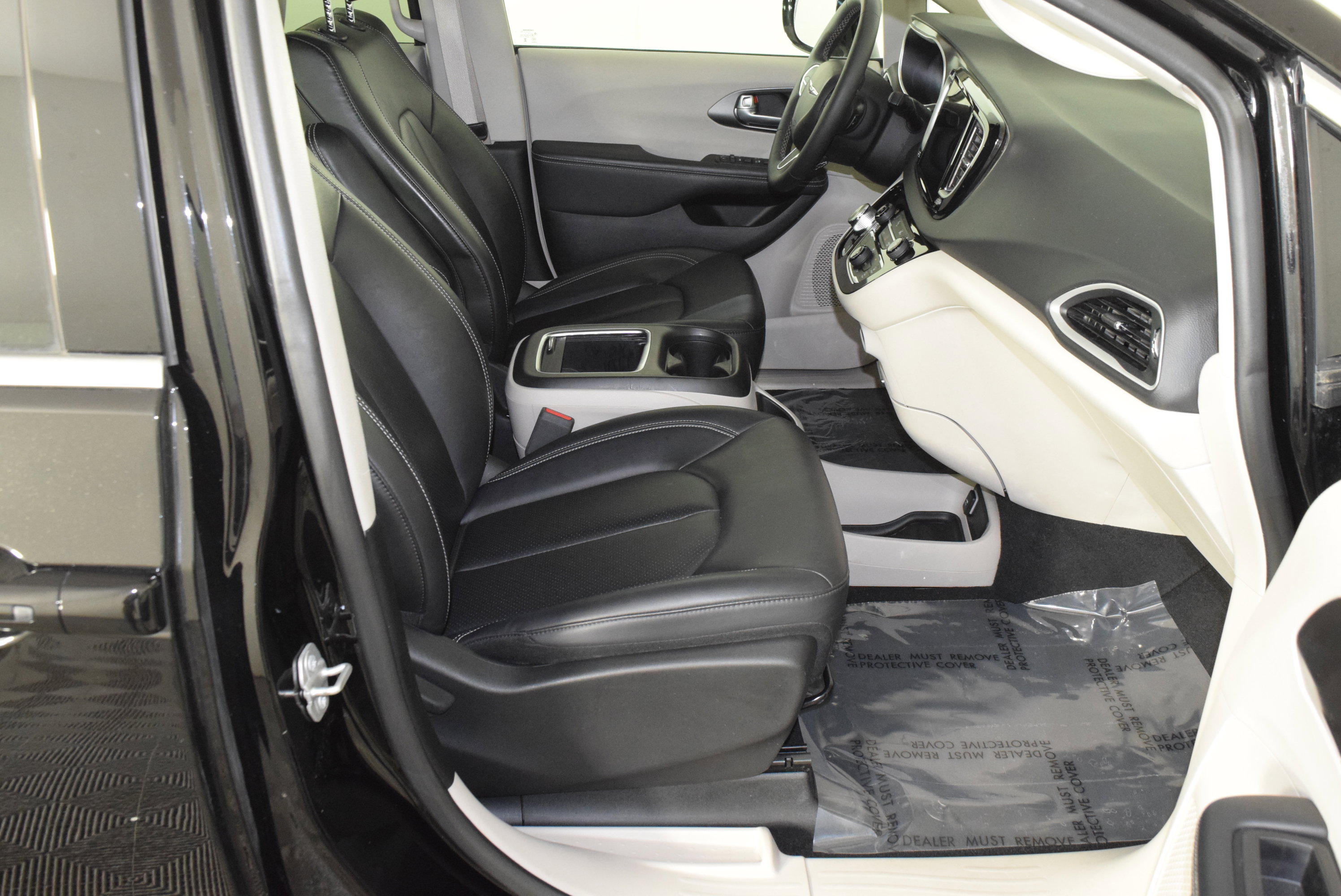 Used 2024 Chrysler Pacifica Touring-L image 36