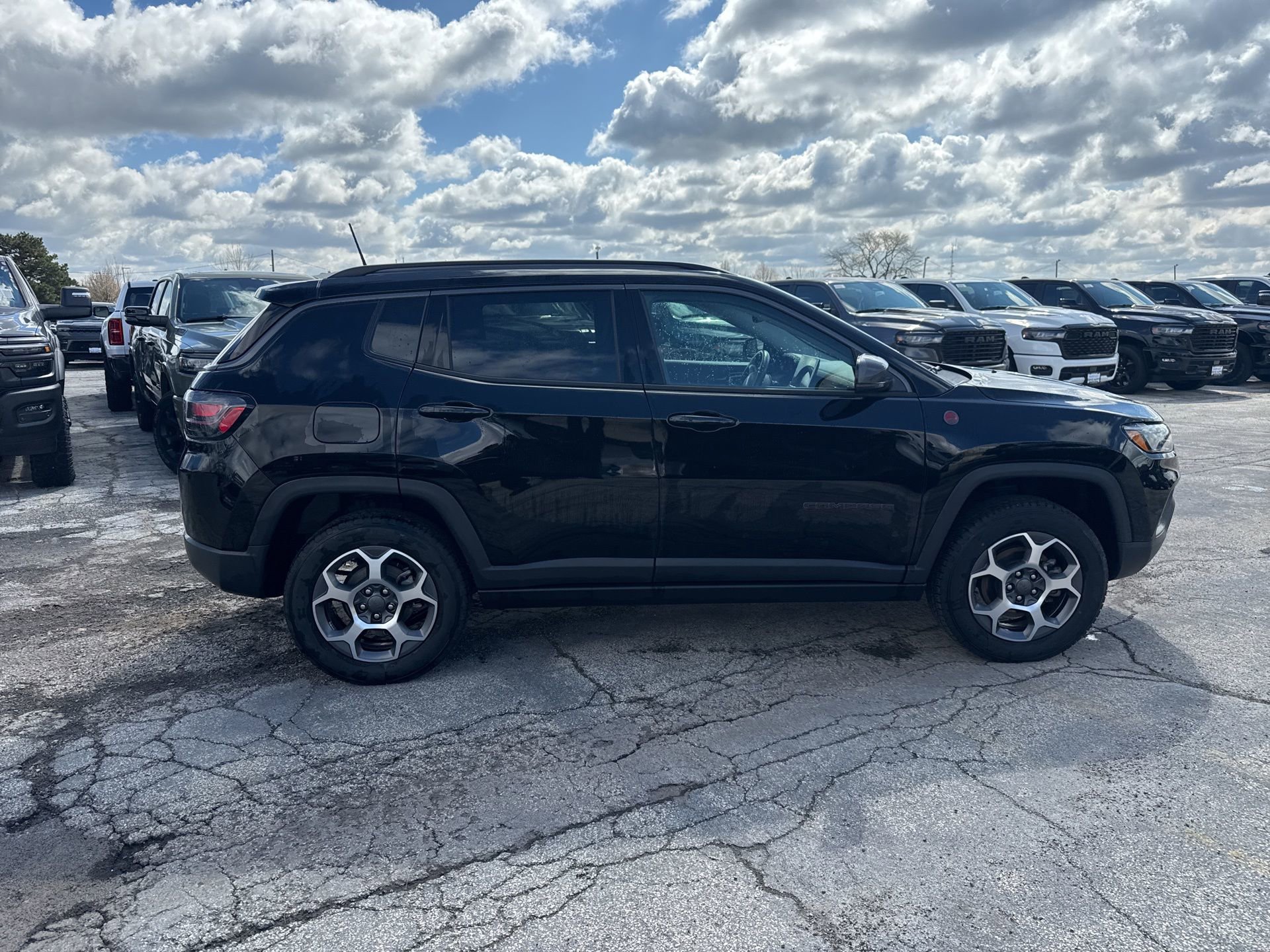 Used 2022 Jeep Compass Trailhawk w/ Trailhawk Elite Group image 5