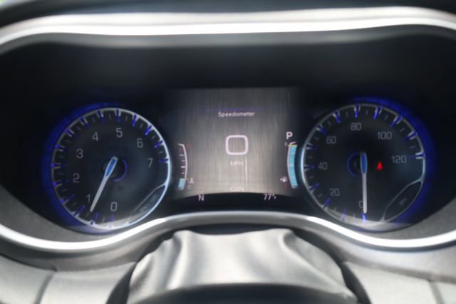 Used 2024 Chrysler Pacifica Touring-L FWD image 16