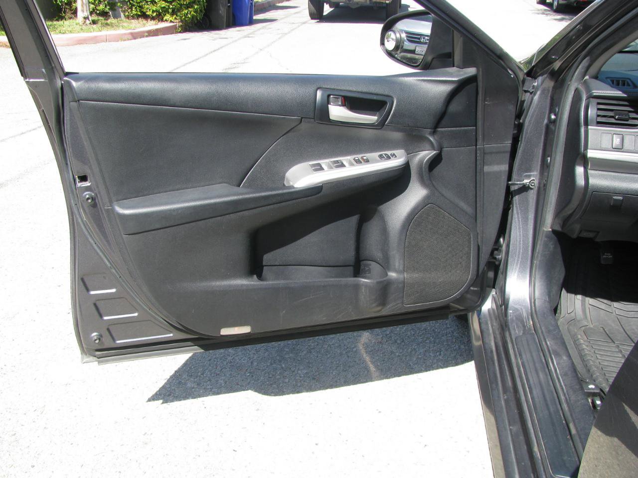 Used 2013 Toyota Camry SE FWD image 7