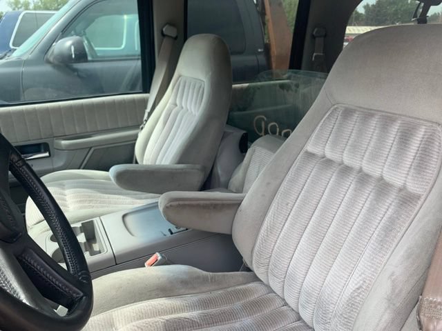 Used 1994 Chevrolet Suburban 2WD image 4