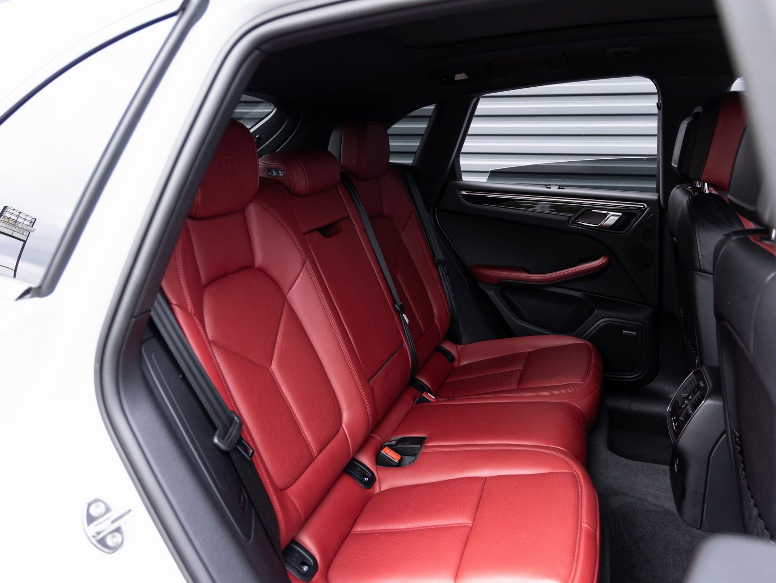 Certified 2024 Porsche Macan image 30