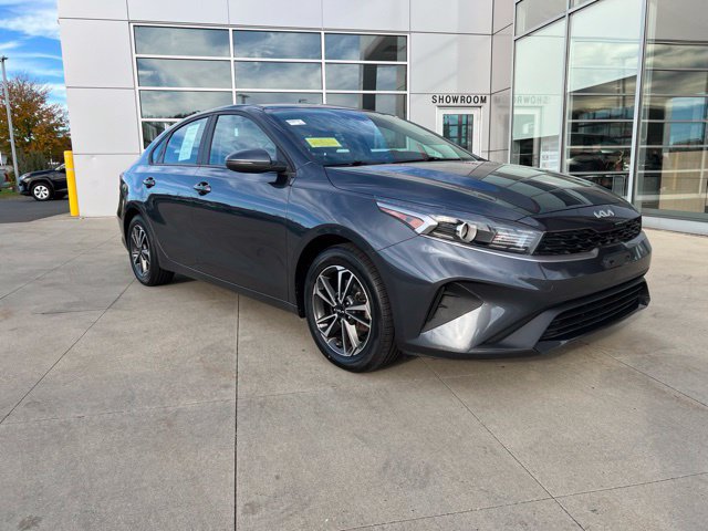 Used 2022 Kia Forte LXS w/ LXS Technology Package FWD image 2