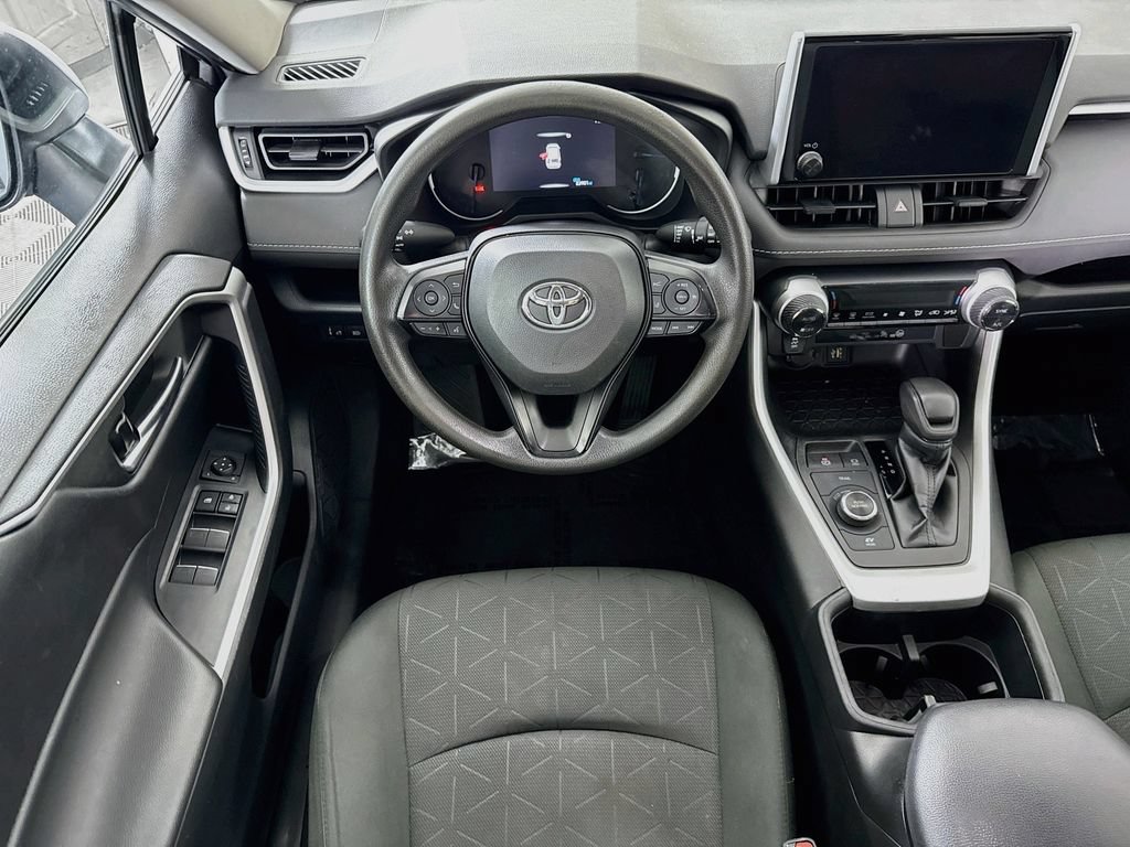 Used 2023 Toyota RAV4 XLE AWD/4WD image 4