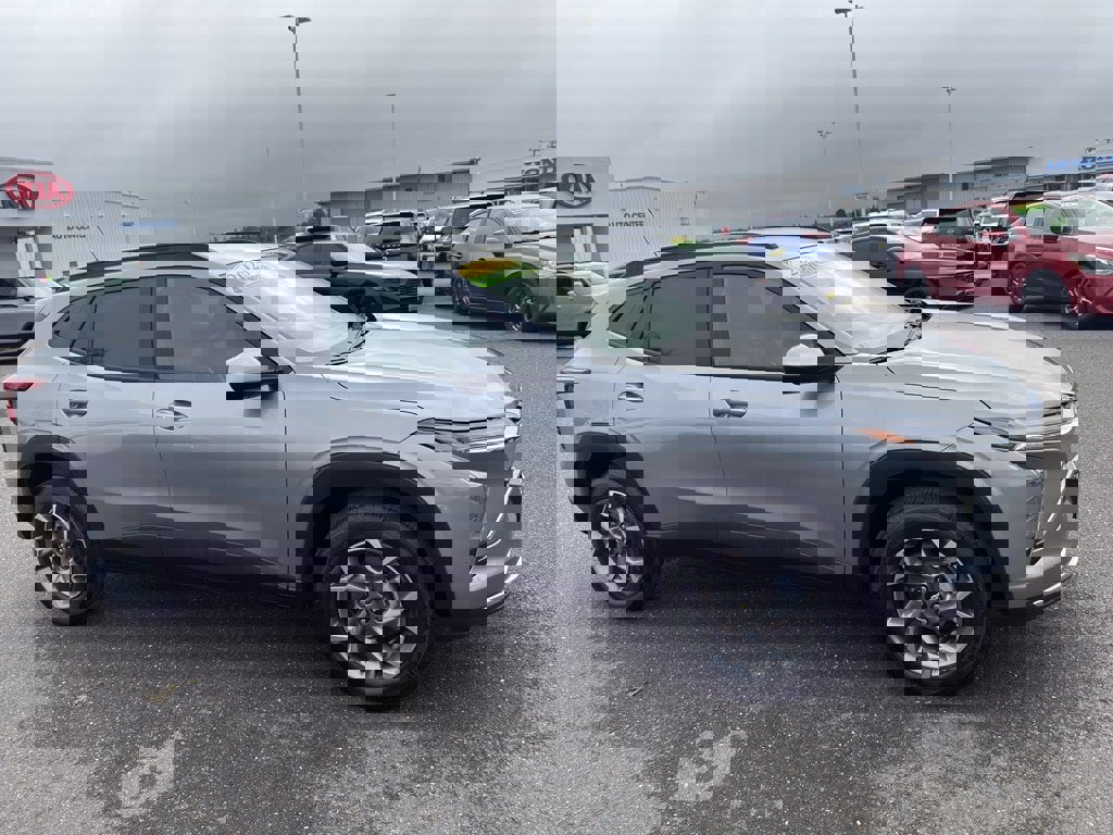 Used 2025 Chevrolet Trax LT w/ LT Convenience Package image 4