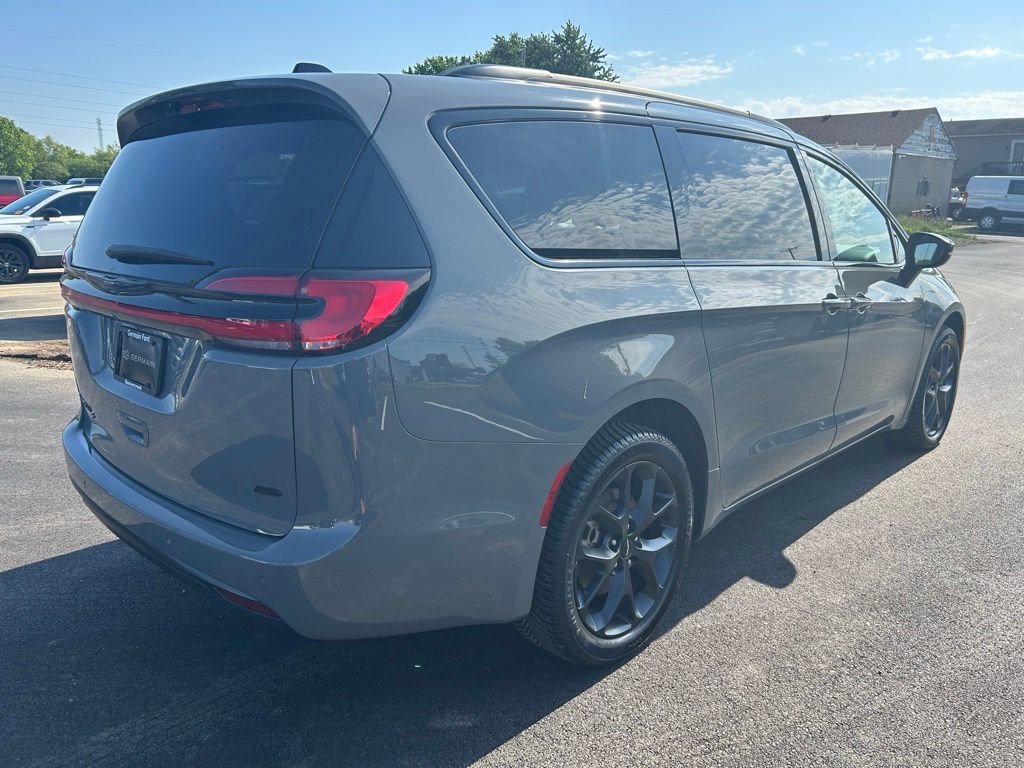 Used 2023 Chrysler Pacifica Touring-L w/ S Appearance Package AWD/4WD image 8