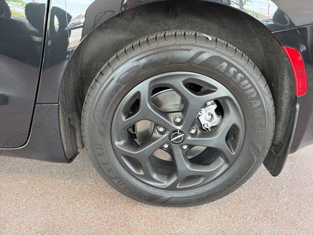Used 2023 Chrysler Pacifica Touring-L w/ S Appearance Package FWD image 22