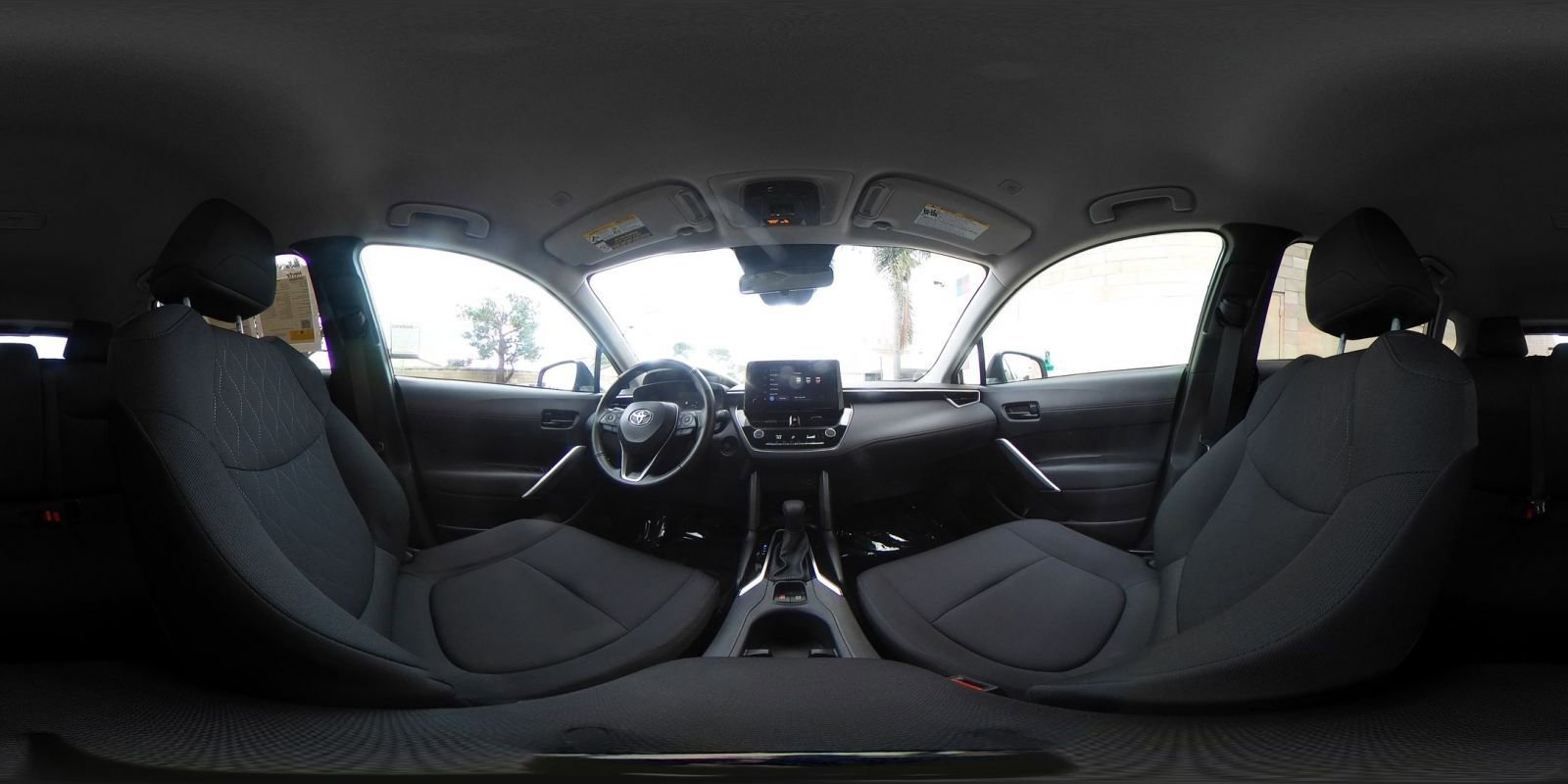 Used 2025 Toyota Corolla Cross LE image 41