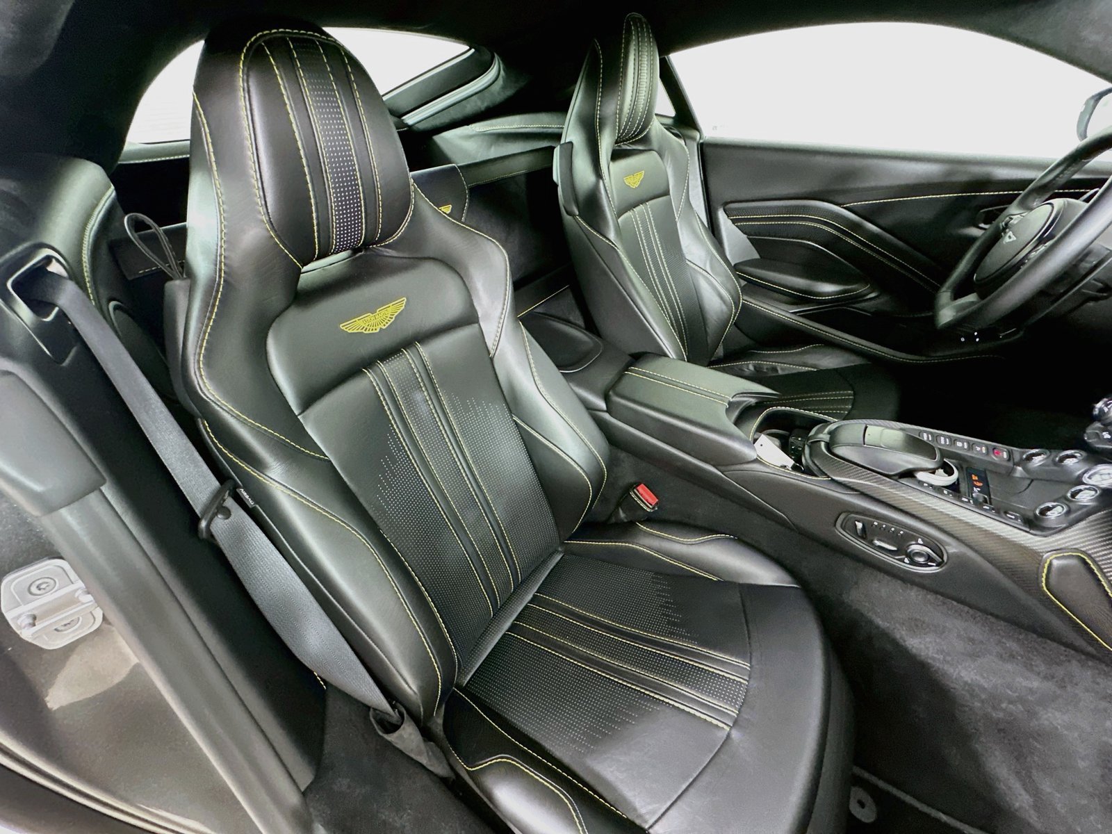 Used 2019 Aston Martin V8 Vantage Coupe RWD image 36
