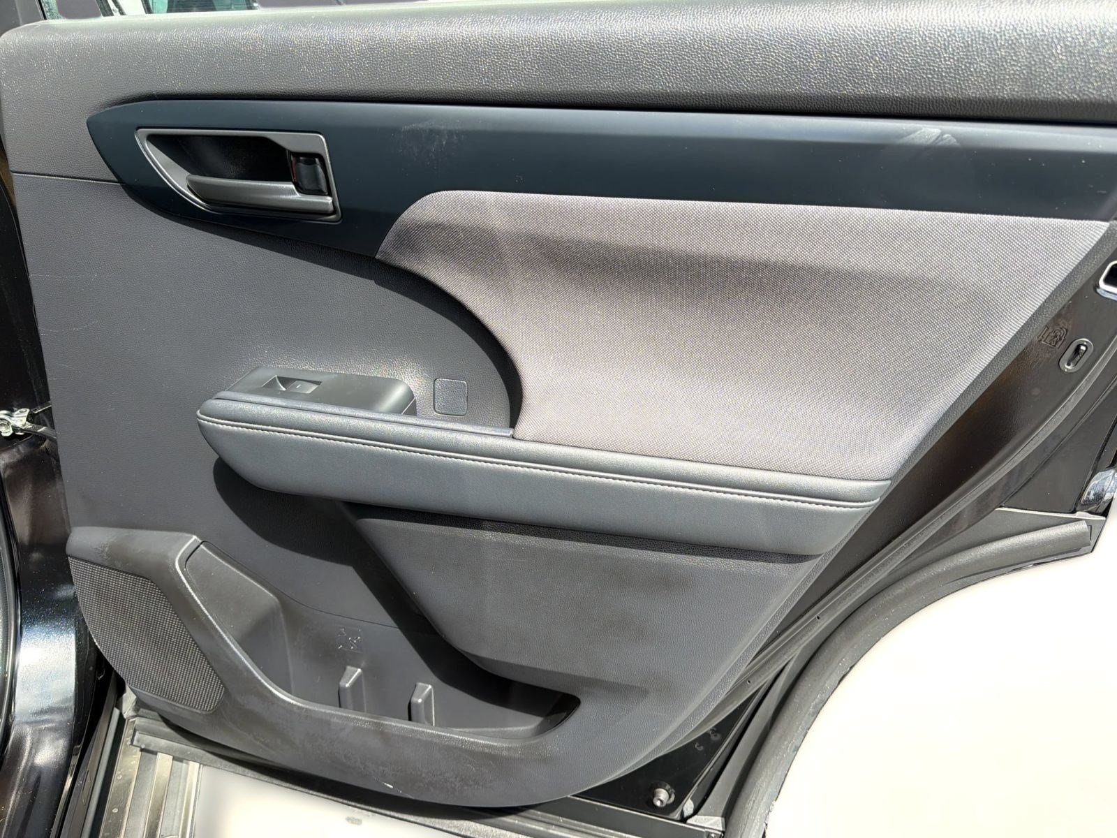 Used 2022 Toyota Highlander LE FWD image 32