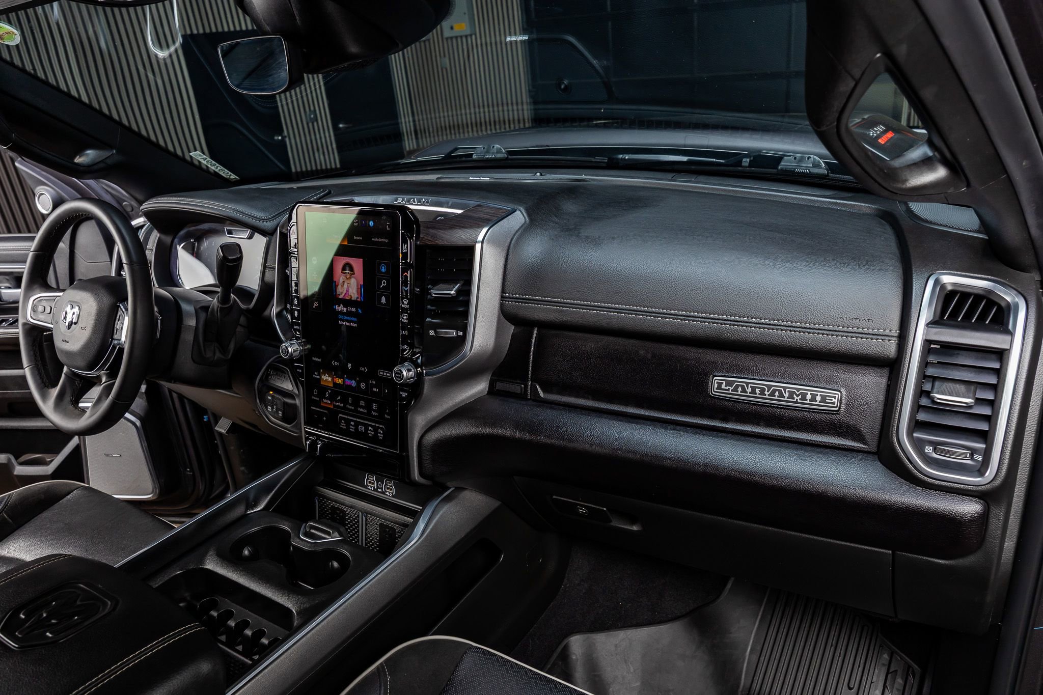 Used 2025 RAM 3500 Laramie AWD/4WD image 17