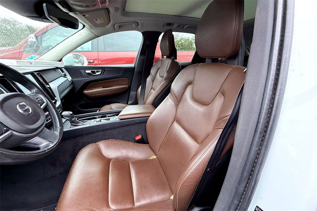 Used 2018 Volvo XC60 T6 Momentum w/ Advanced Package image 9