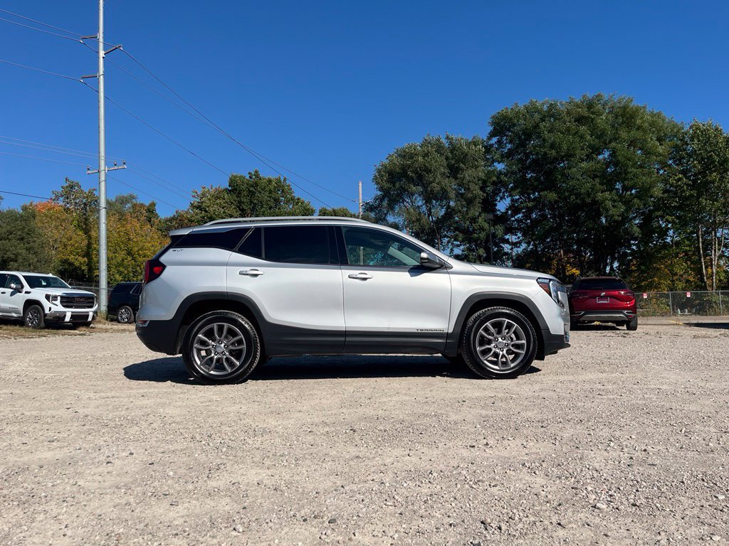 Used 2022 GMC Terrain SLT w/ LPO, Floor Liner Package AWD/4WD image 6