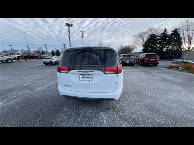 Used 2018 Chrysler Pacifica Touring-L w/ Premium Audio Group image 7