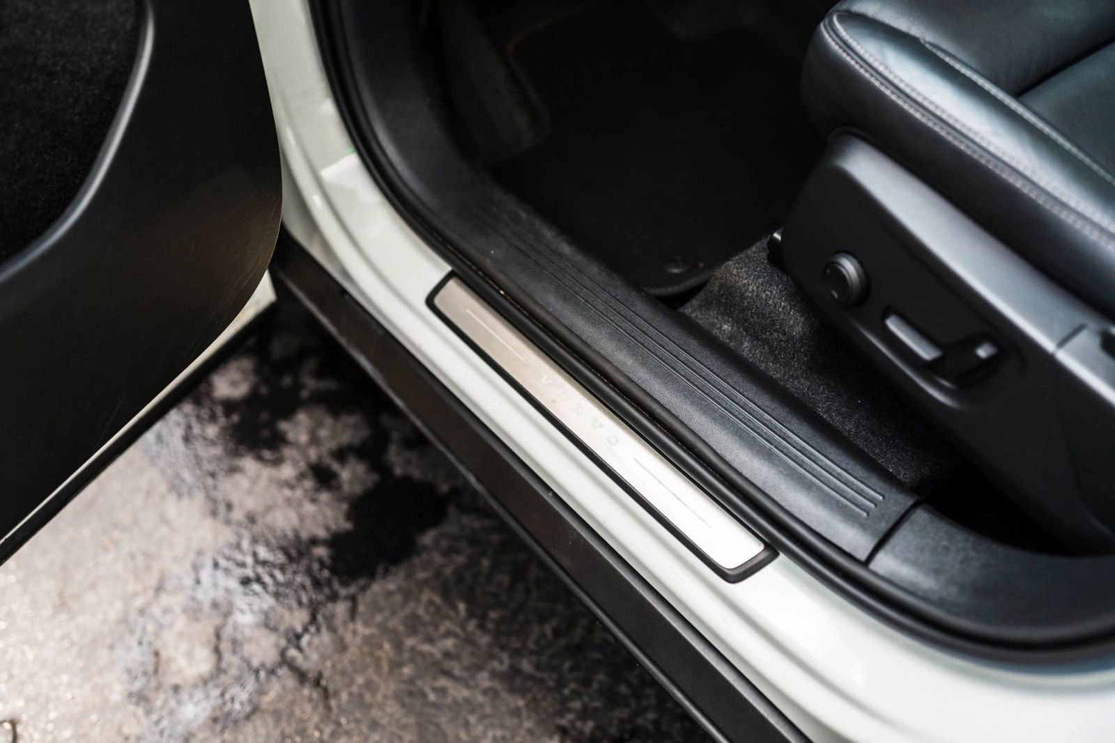 Used 2025 Volvo XC40 B5 Plus w/ Protection Package Premier image 22