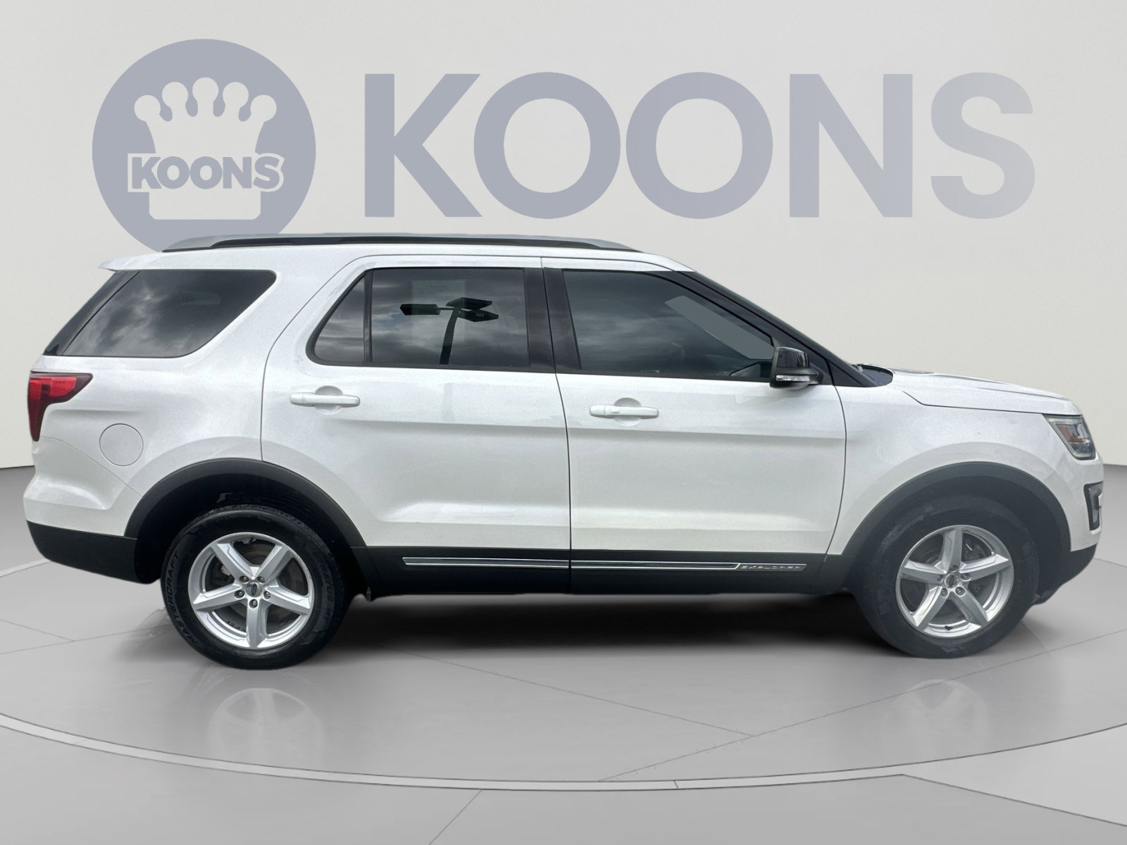 Used 2017 Ford Explorer XLT w/ Equipment Group 202A AWD/4WD image 17