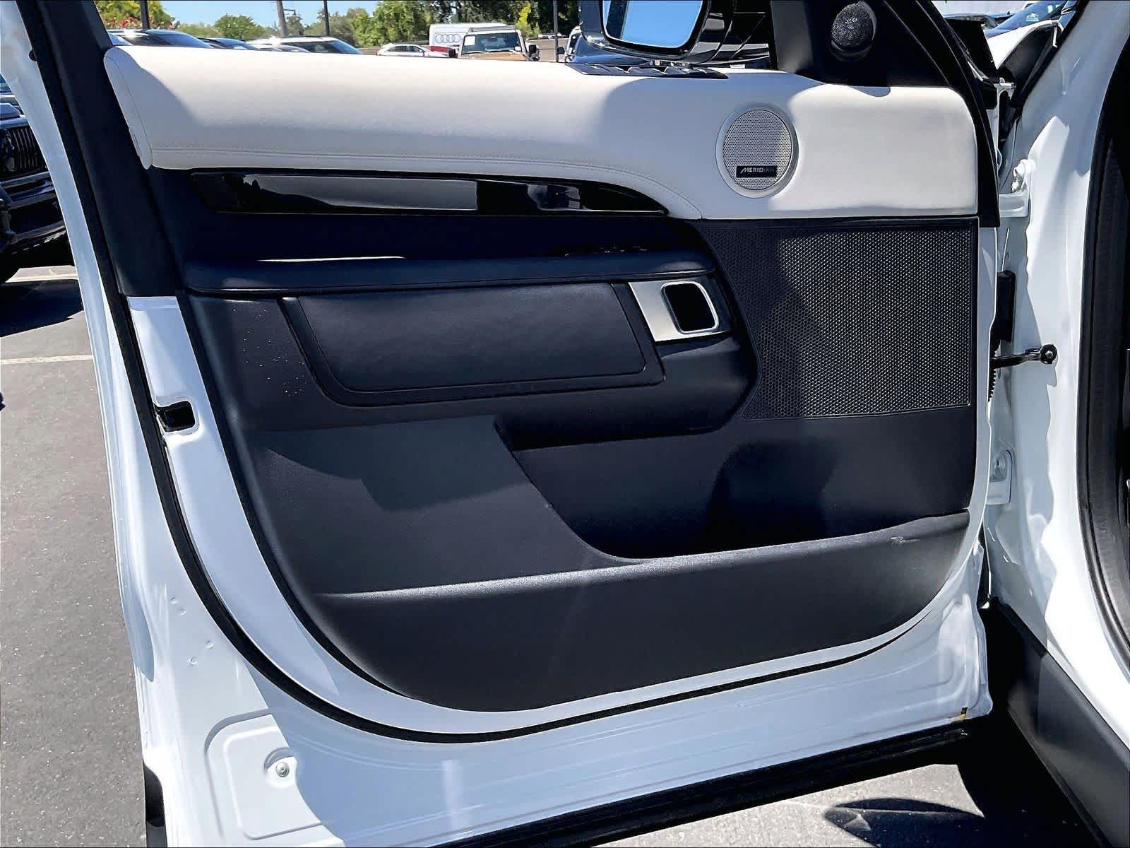 Used 2025 Land Rover Discovery S AWD/4WD image 26