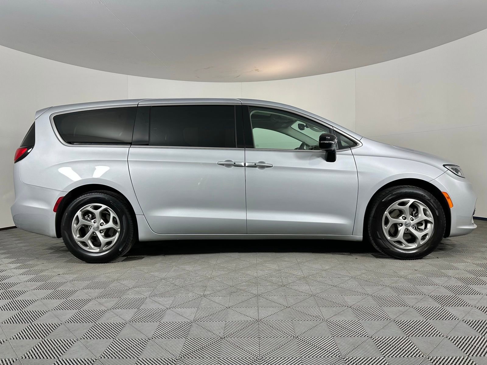 Used 2024 Chrysler Pacifica Limited image 33