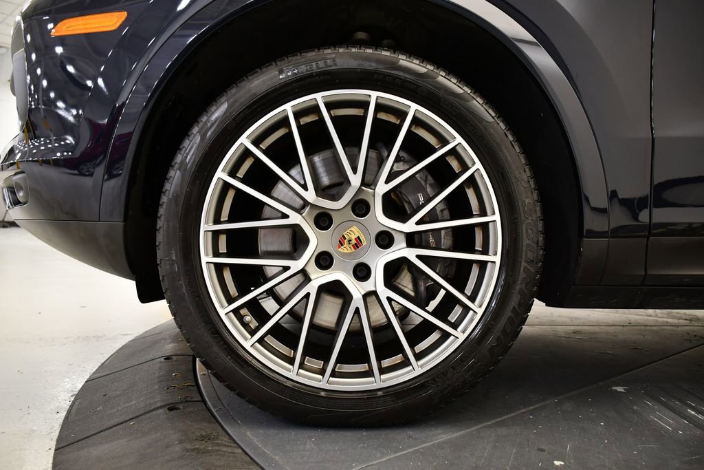 Used 2022 Porsche Cayenne Platinum Edition image 15