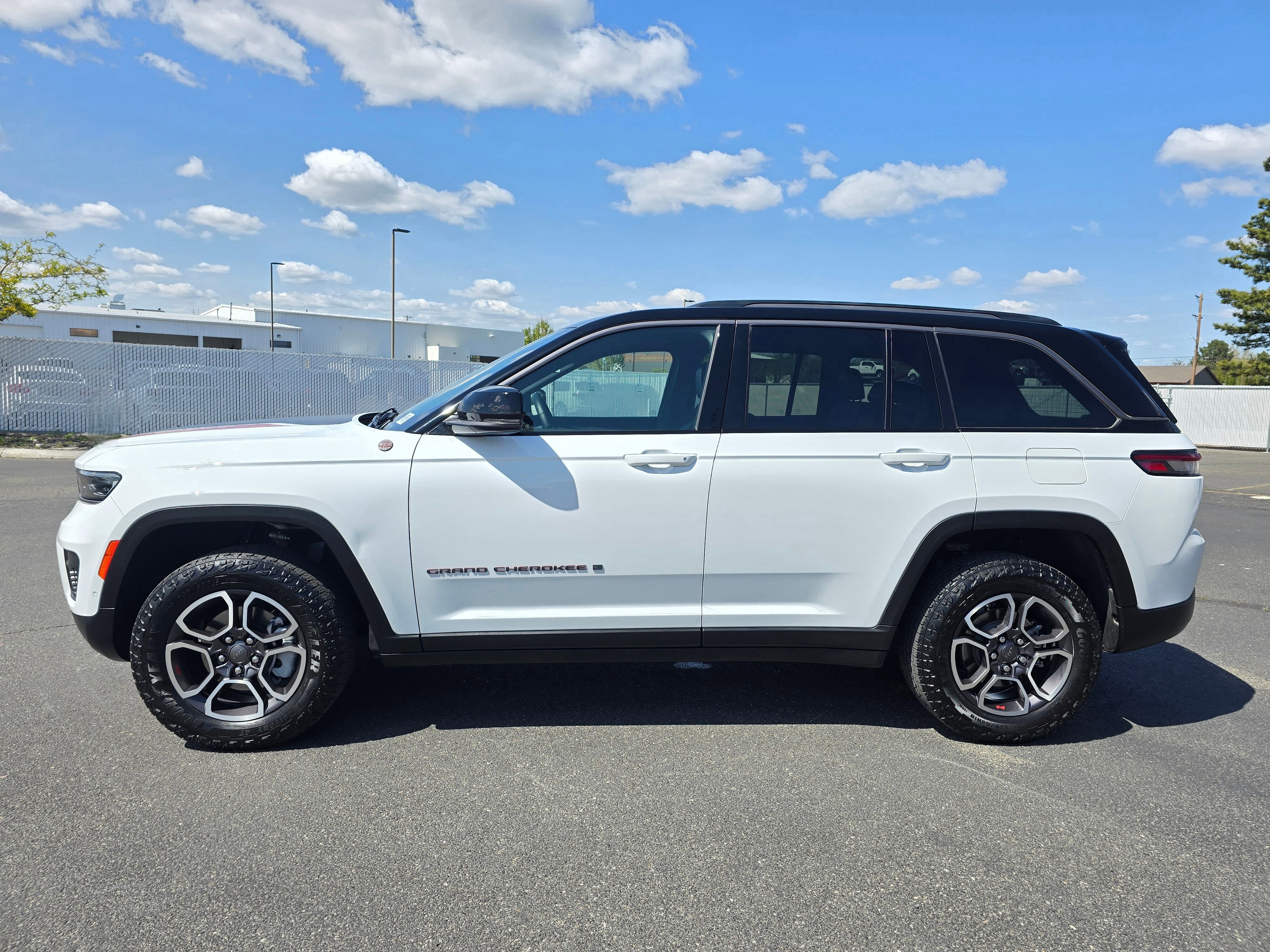 Used 2022 Jeep Grand Cherokee Trailhawk w/ ADV Protech Group II AWD/4WD image 36