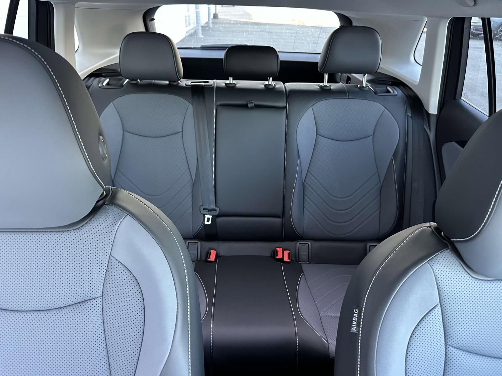 New 2025 Volkswagen Tiguan SE image 14