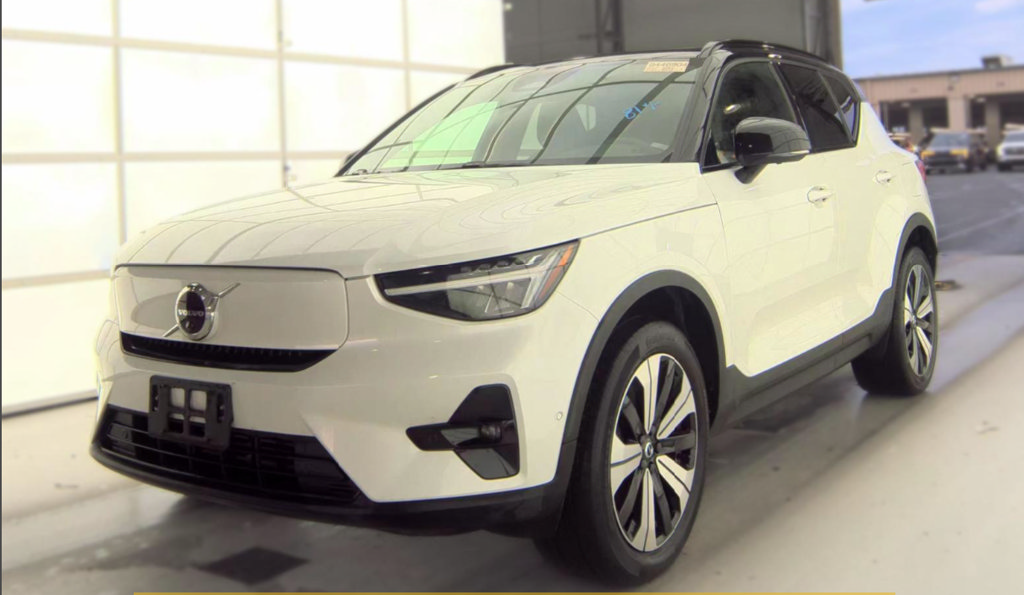 Used 2023 Volvo XC40 Recharge Plus w/ Protection Package Premier AWD/4WD image 17