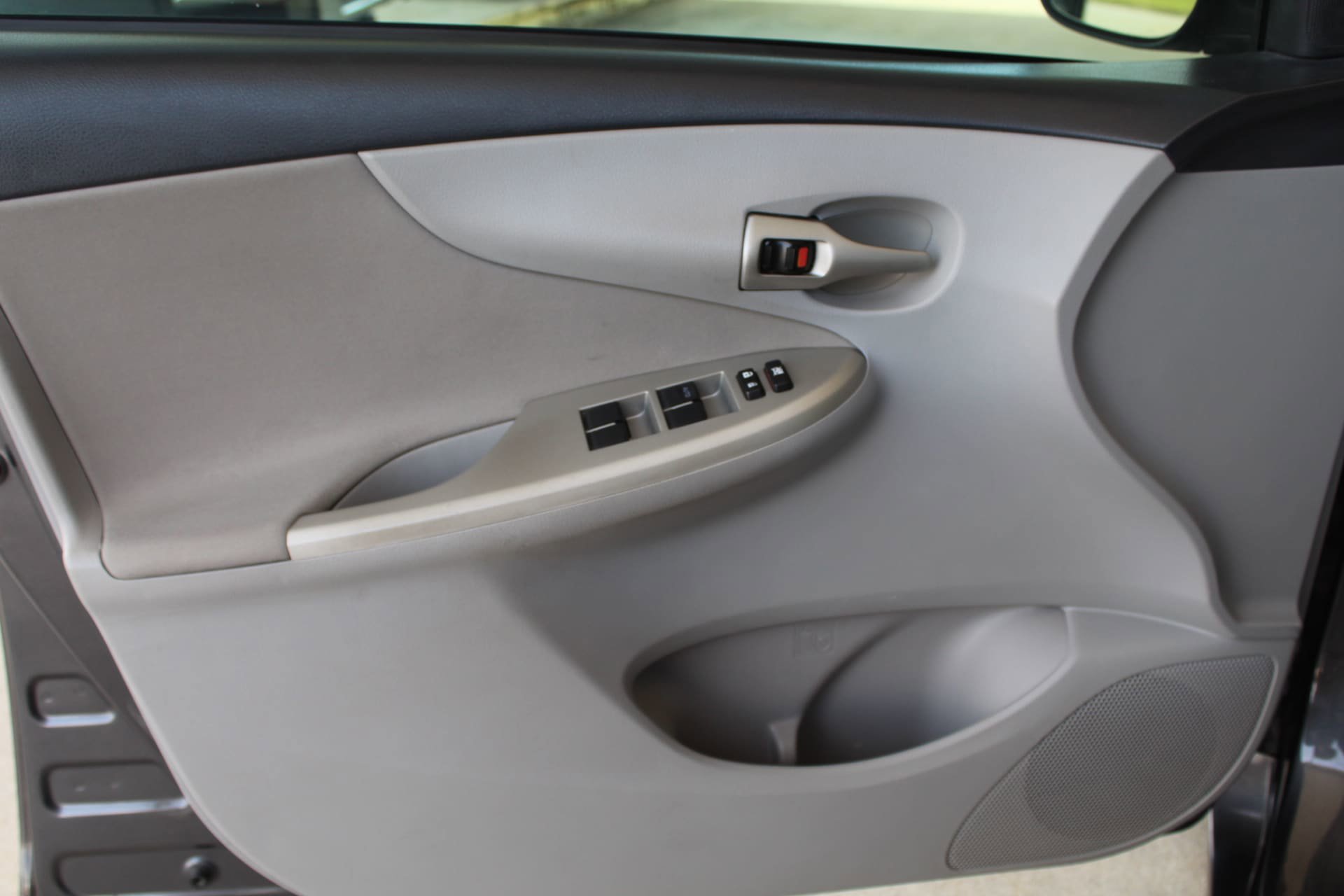 Used 2012 Toyota Corolla LE w/ Premium Pkg FWD image 25