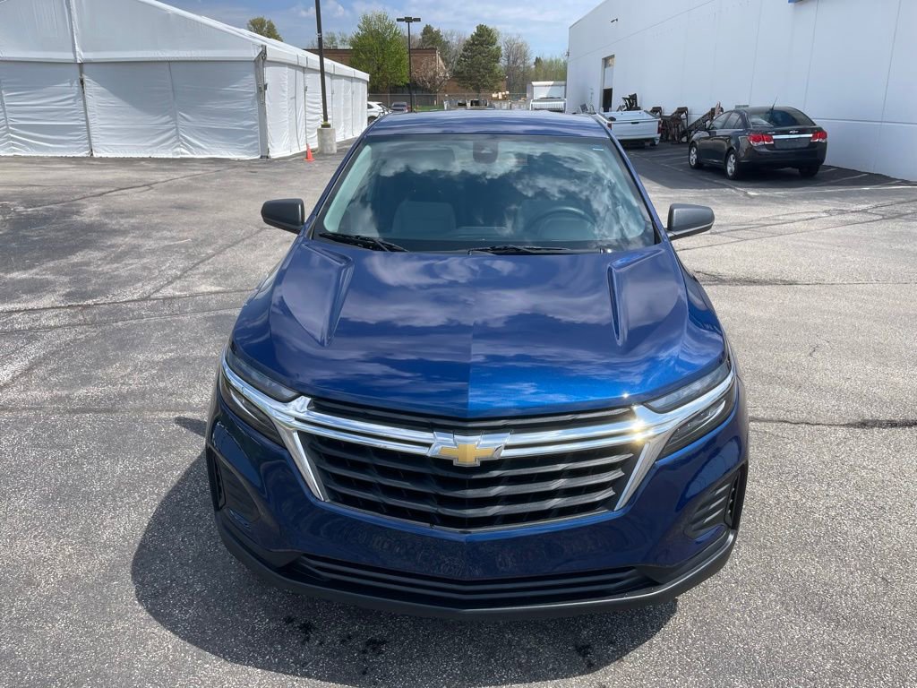 Used 2023 Chevrolet Equinox LS w/ LS Convenience Package FWD image 2