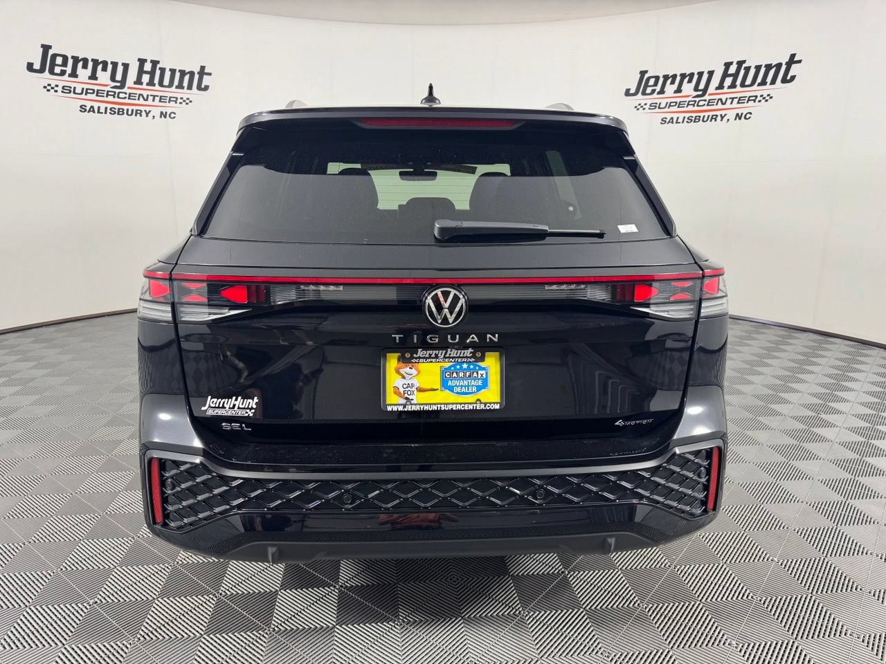Used 2025 Volkswagen Tiguan SEL R-Line AWD/4WD image 7