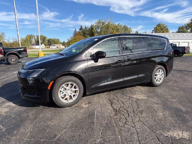 Used 2027 Chrysler Pacifica Select FWD image 2