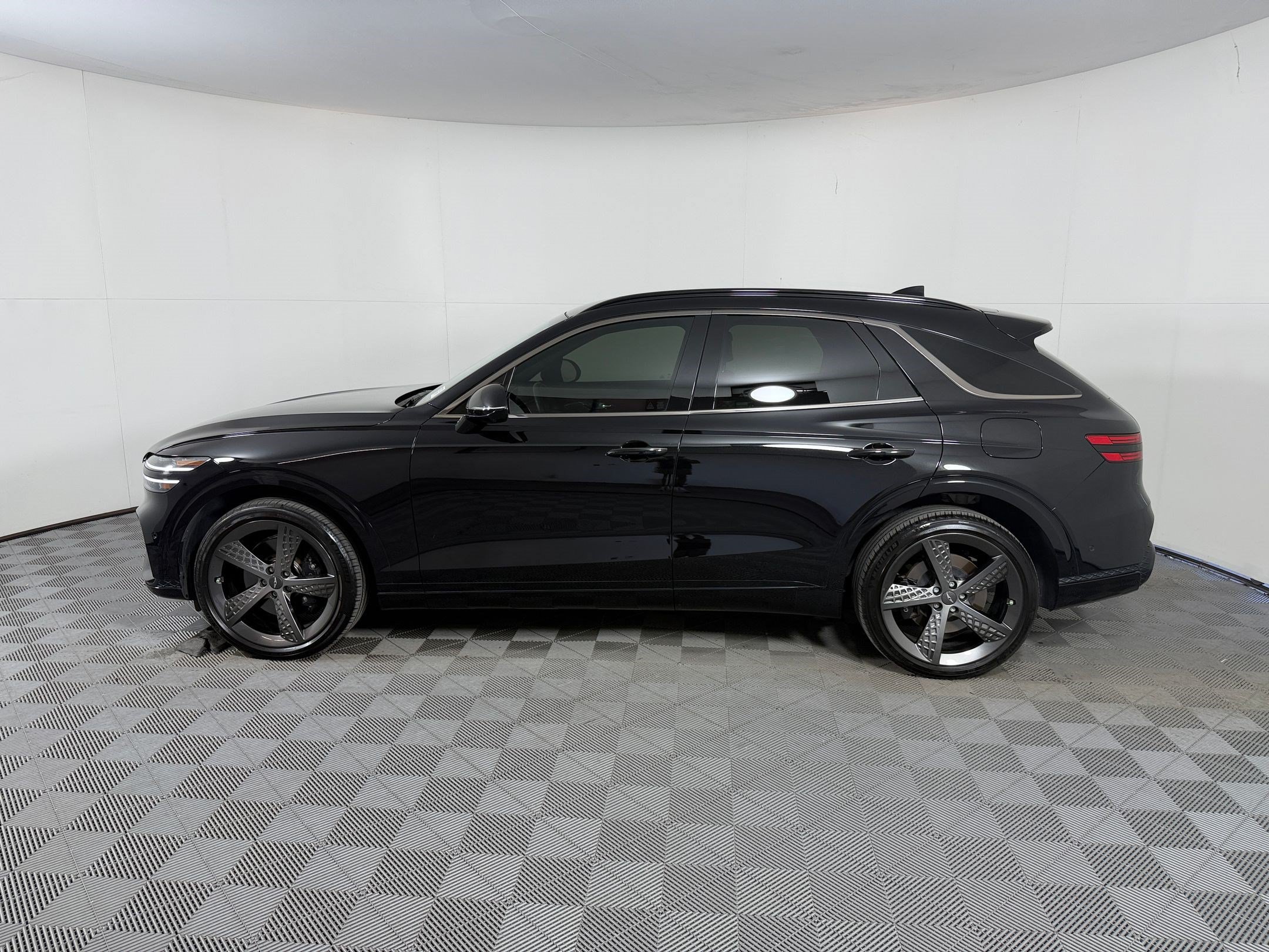 Used 2024 Genesis GV70 3.5T Sport w/ Sport Advanced Package AWD/4WD image 2