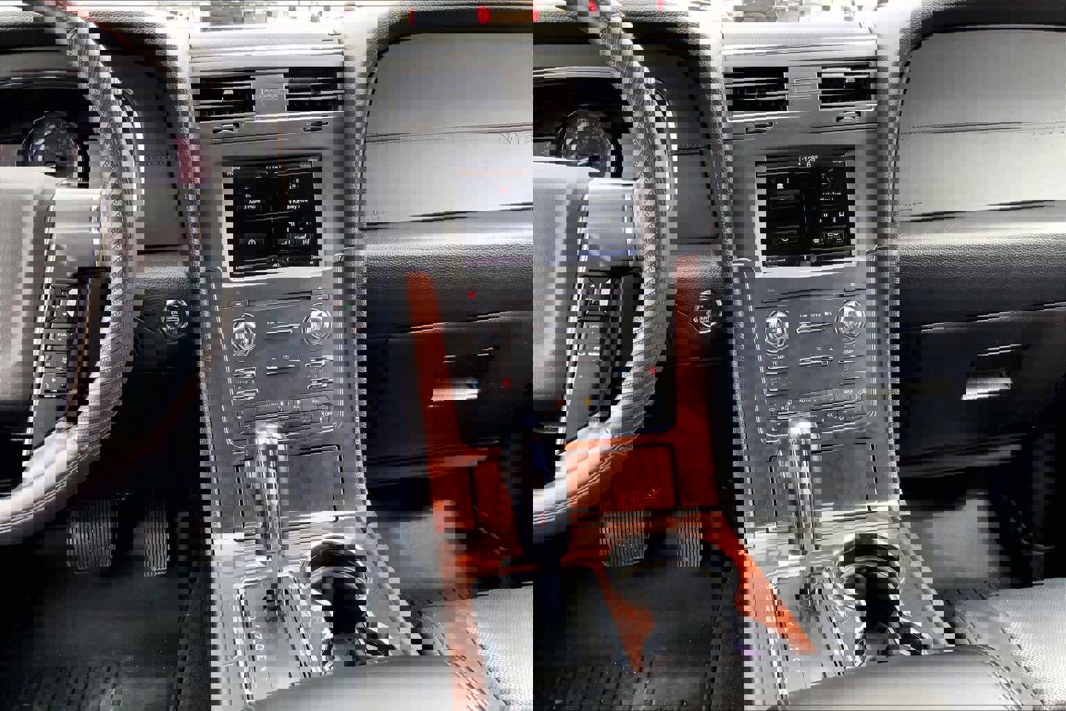 Used 2015 Lincoln Navigator 4WD image 6