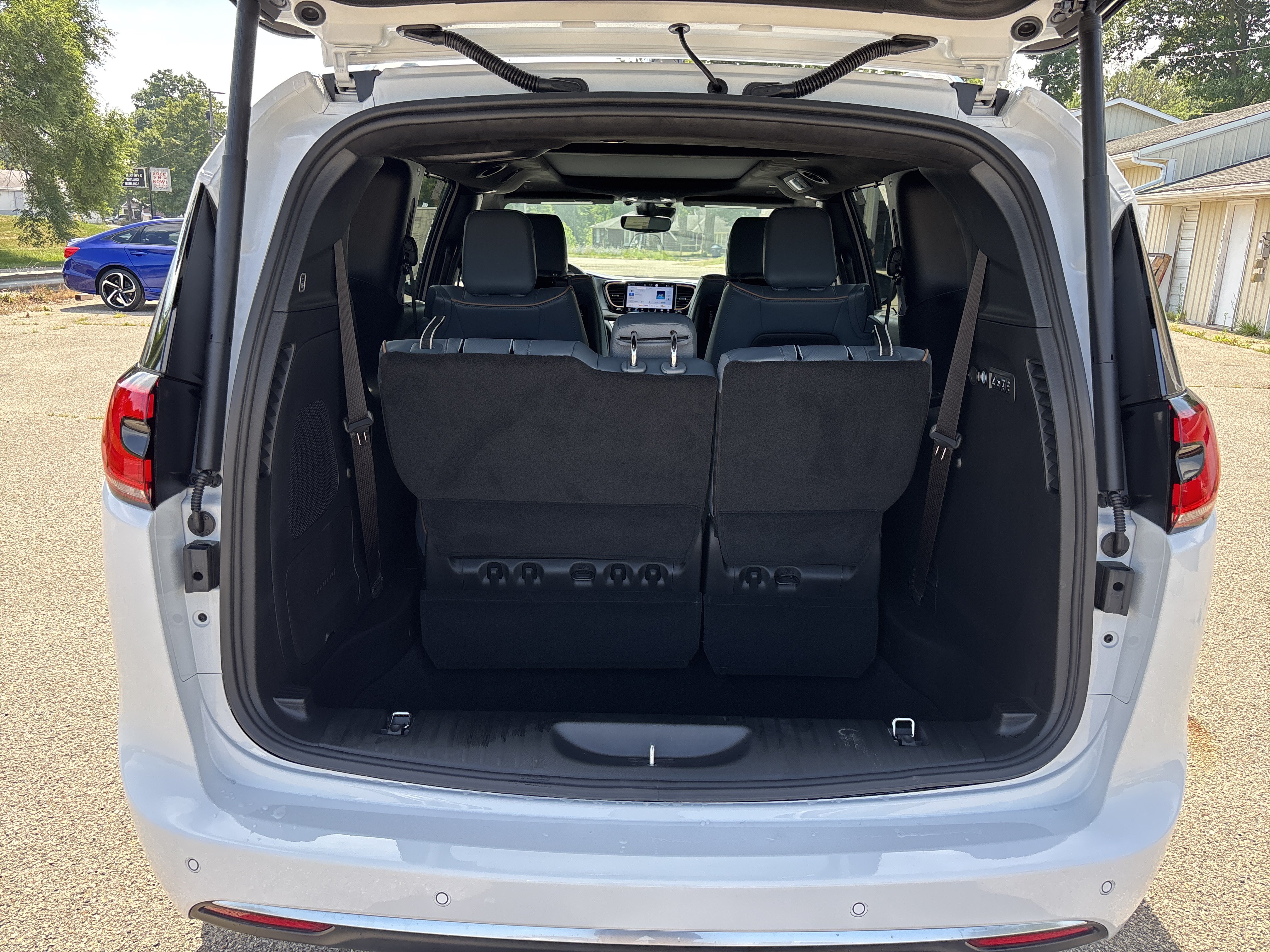 New 2027 Chrysler Pacifica Pinnacle FWD image 8