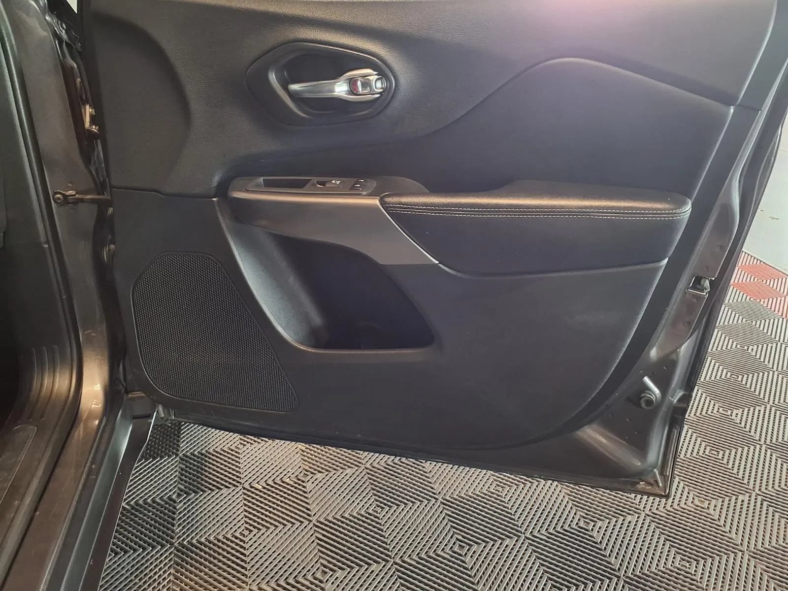 Used 2019 Jeep Cherokee Limited AWD/4WD image 12