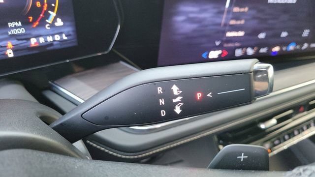 Used 2025 Chevrolet Suburban Premier image 19