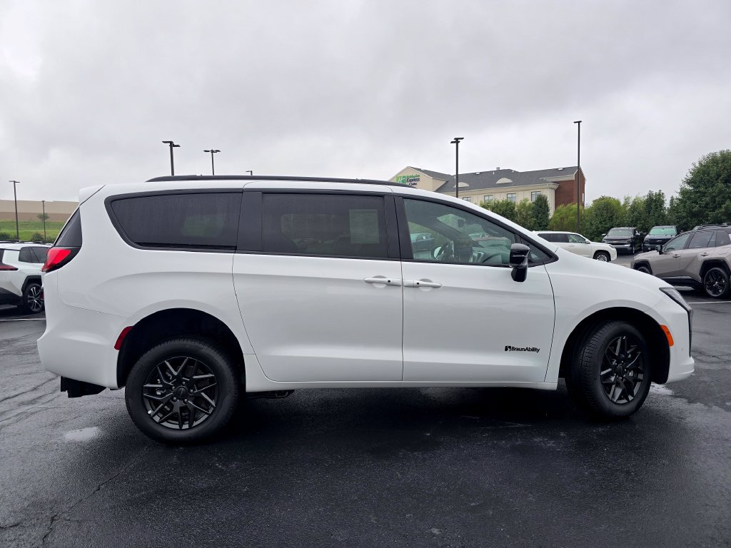 Used 2027 Chrysler Pacifica Select w/ S Appearance Package FWD image 9