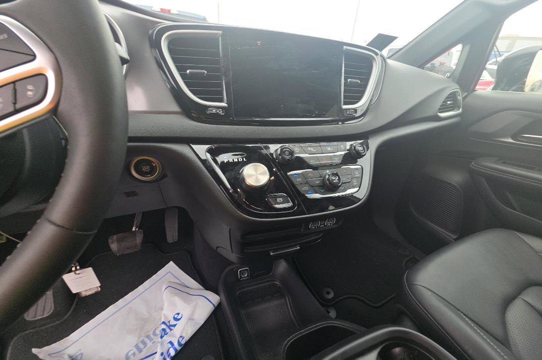 Used 2025 Chrysler Pacifica Select FWD image 11