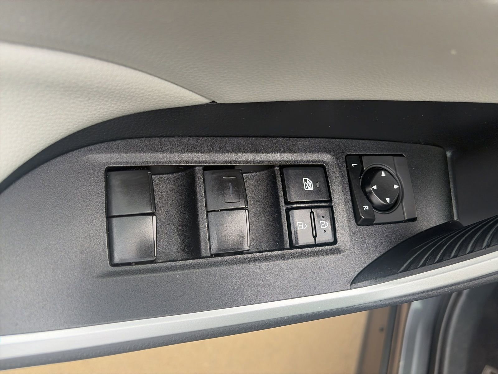Used 2019 Toyota RAV4 XLE FWD image 14