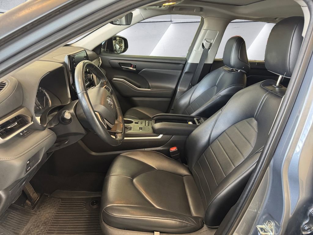 Used 2022 Toyota Highlander XLE image 7