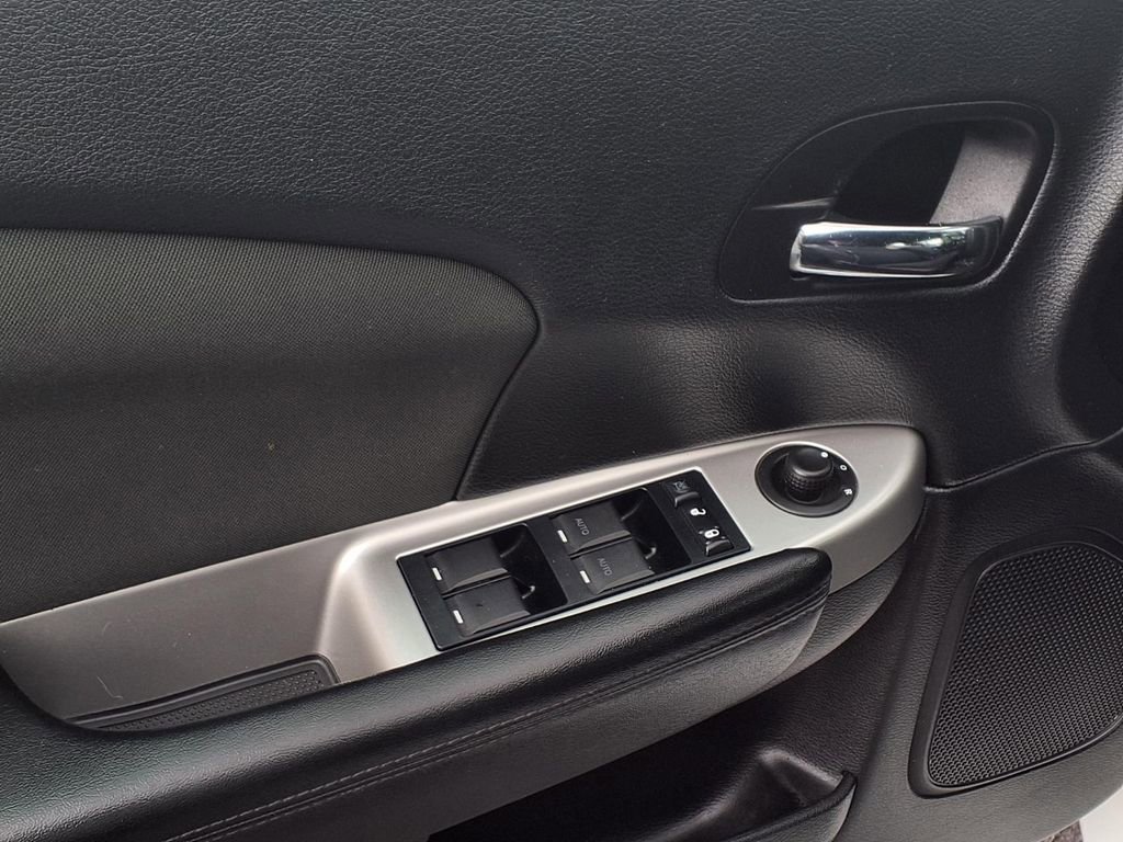 Used 2012 Chrysler 200 Touring FWD image 15
