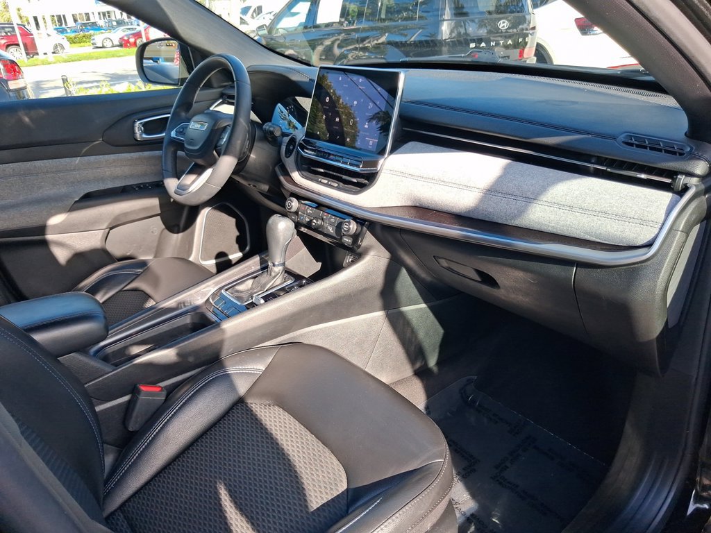 Used 2023 Jeep Compass Latitude AWD/4WD image 24