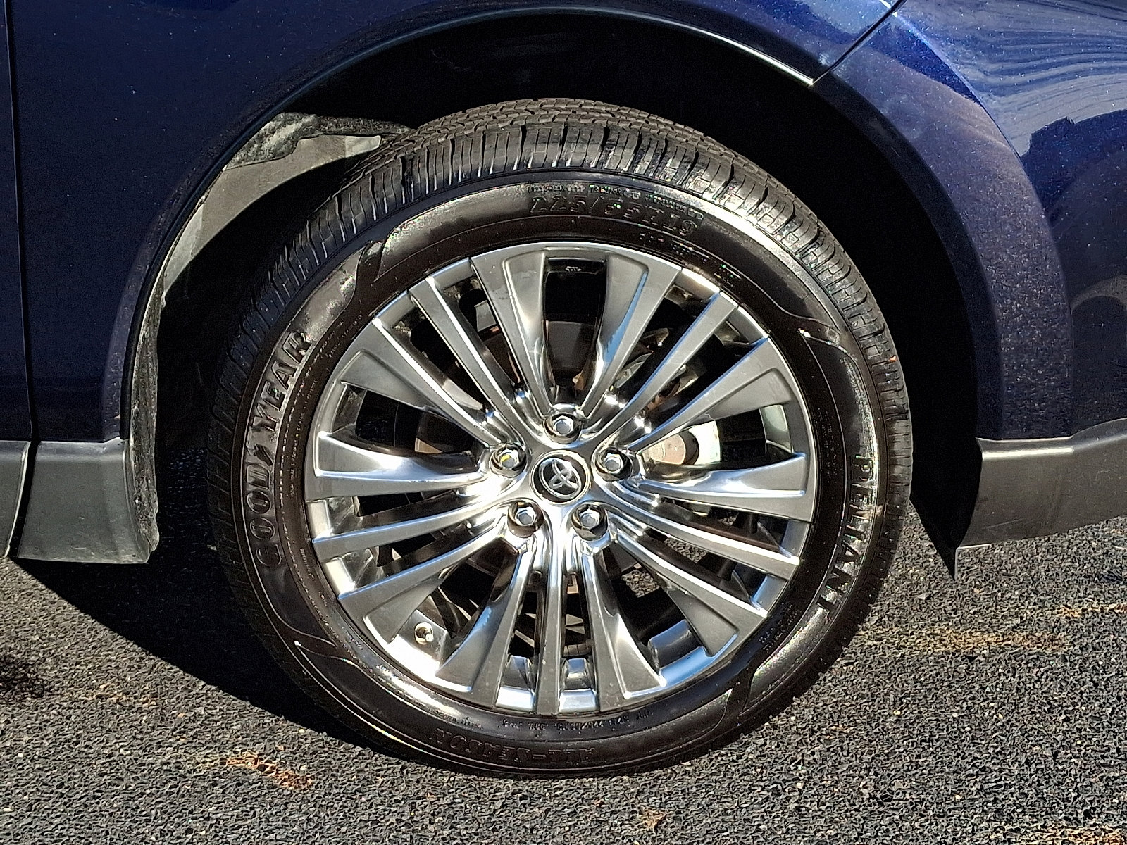 Used 2024 Toyota Venza XLE image 8