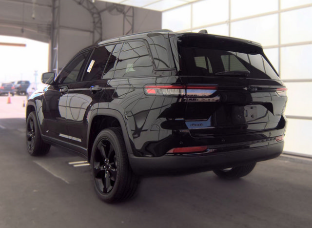 Used 2023 Jeep Grand Cherokee Altitude AWD/4WD image 3