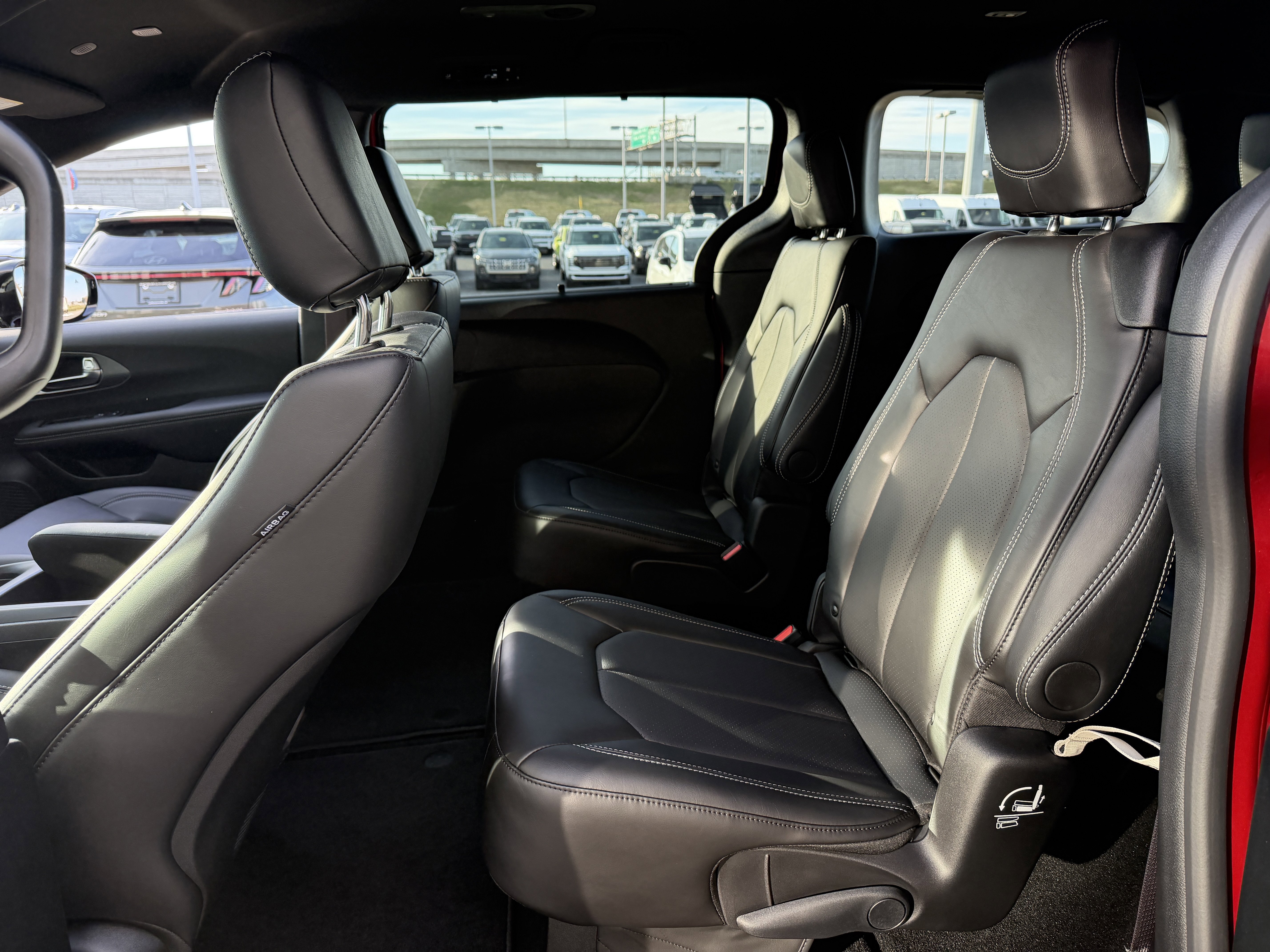 Used 2026 Chrysler Pacifica Select image 26