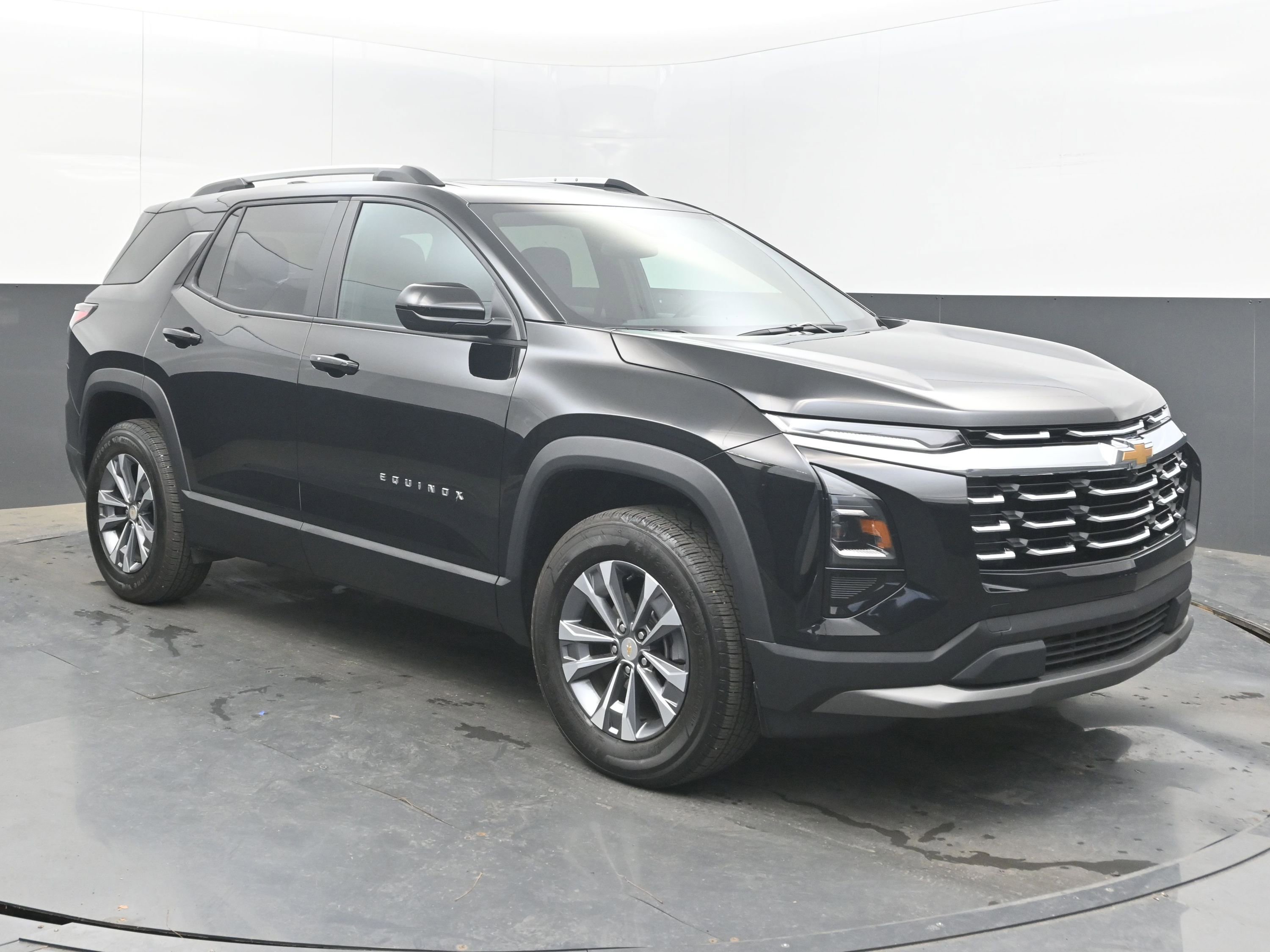 Used 2025 Chevrolet Equinox LT w/ Convenience Package II image 3