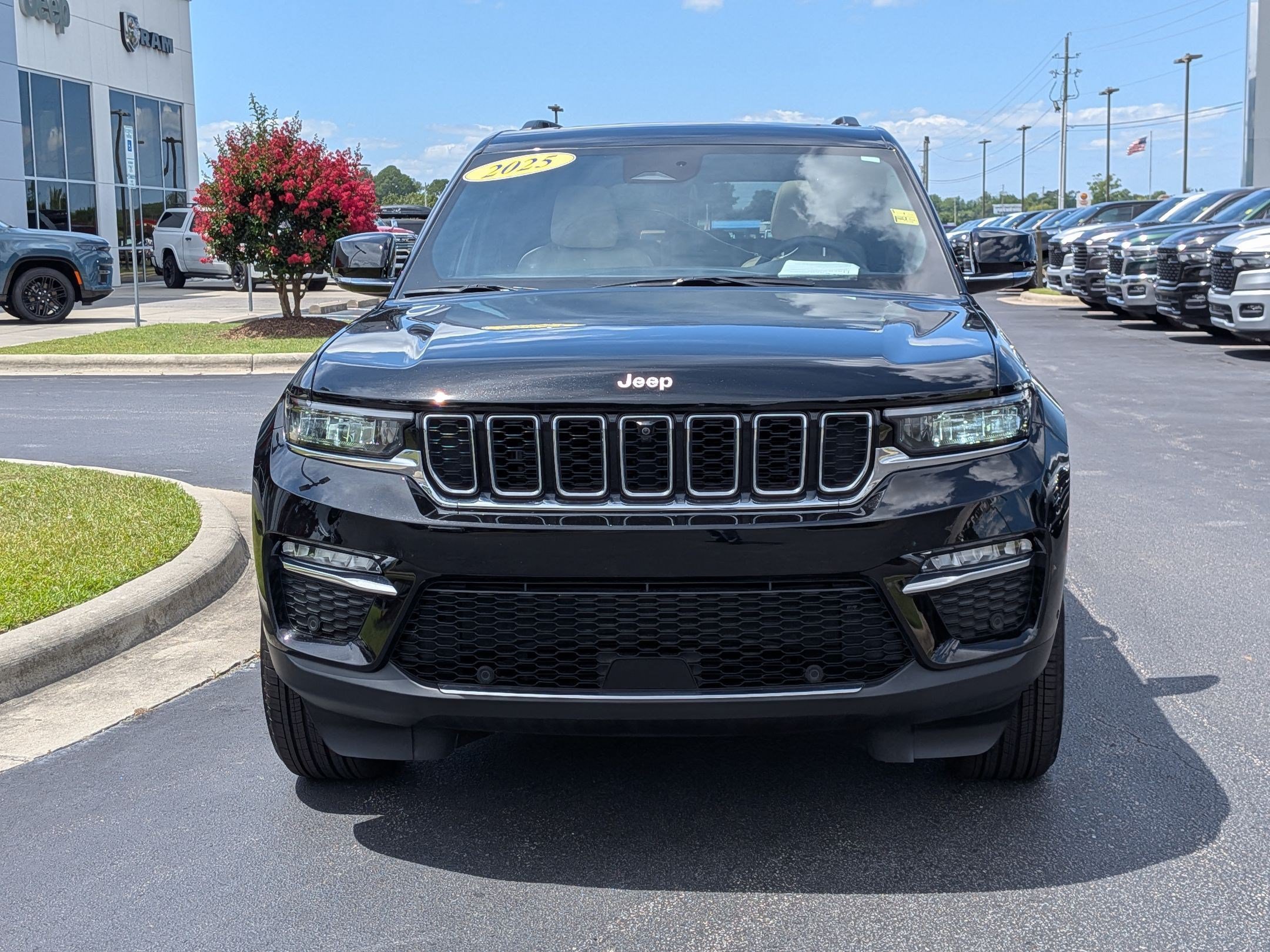 Used 2025 Jeep Grand Cherokee Limited w/ Luxury Tech Group II AWD/4WD image 2