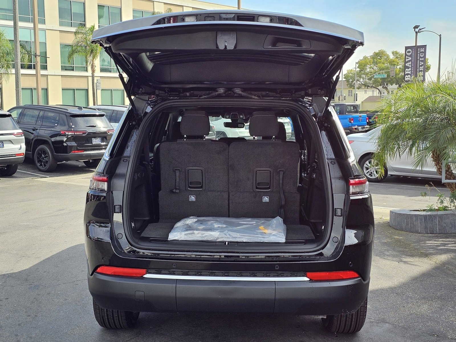 New 2025 Jeep Grand Cherokee L Laredo image 7