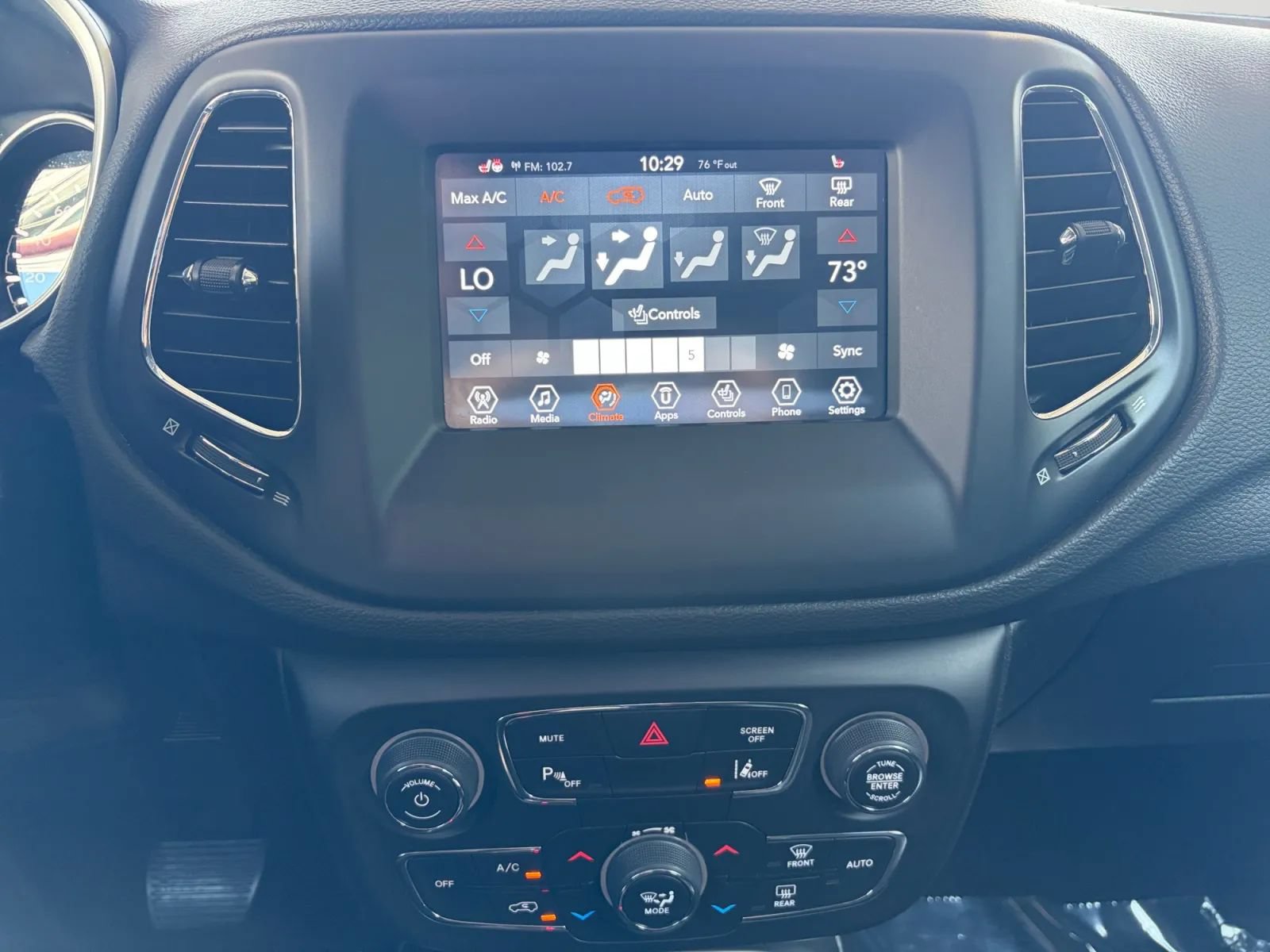 Used 2021 Jeep Compass Latitude w/ Driver Assistance Group AWD/4WD image 24